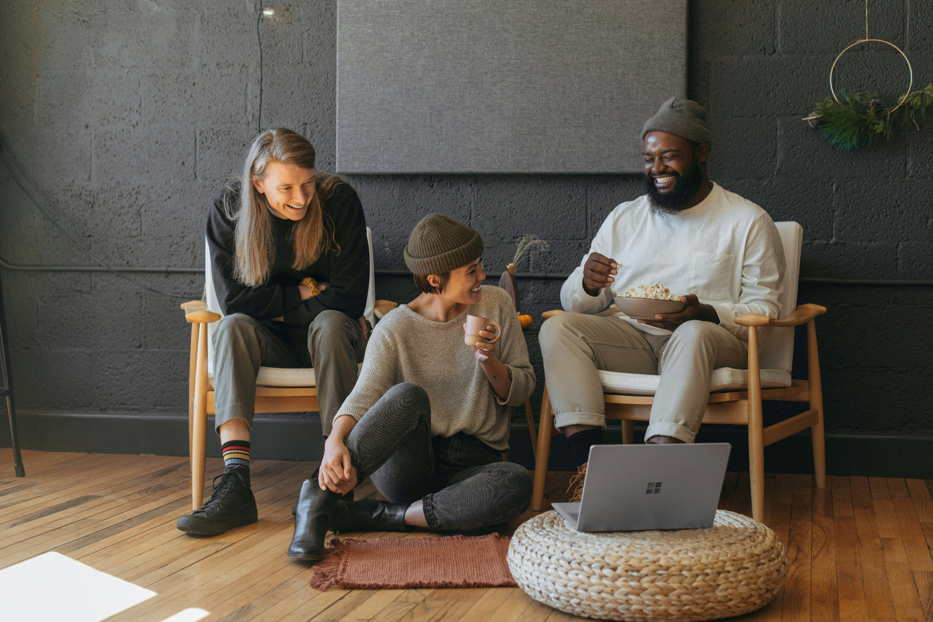 Ondernemers samen ontspannen met een laptop